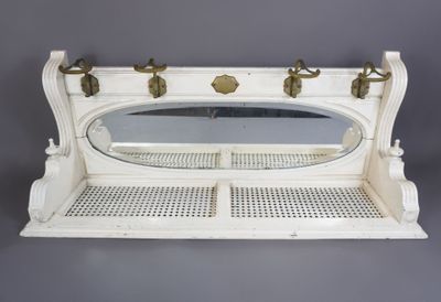 une étagère ancienne en bois blanc, surmontée d'un miroir