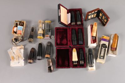 un grand nombre d'objets différents posés sur une table