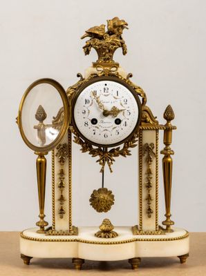 une horloge posée sur une table