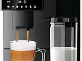 une photo d'une machine à café avec un verre de lait posé devant