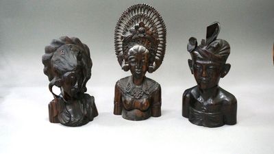 Trois statuettes en bois exotiques sculpté représentant des …