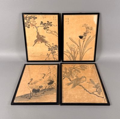 trois tableaux asiatiques encadrés représentant des oiseaux et des fleurs sur fond blanc