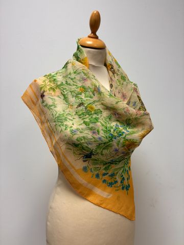 HERMES - Carré en Tulle de soie « la prairie de Jacquelot ». Tâch...