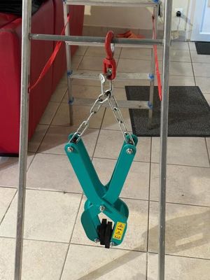 une photo d'une échelle à laquelle sont suspendues une paire de ciseaux