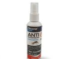 un gros plan d'un flacon de spray anti-insectes sur fond blanc