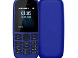 un téléphone à clapet Nokia bleu posé sur une surface blanche