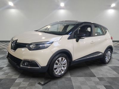 une voiture blanche est garée sur le sol à carreaux d'un garage