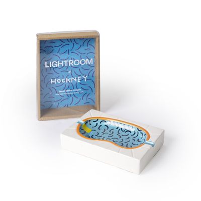 une petite boîte contenant un objet bleu et orange