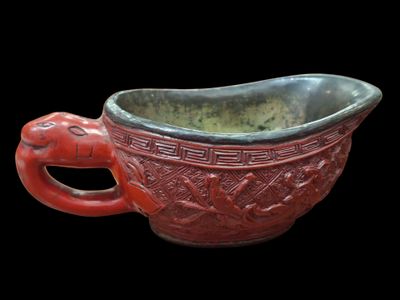 CHINE Qing Verseuse en laque de cinabre, décor de grecques e… - Photo 1