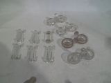 de nombreux objets en verre posés sur la table