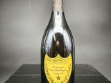une bouteille de champagne posée sur une table noire