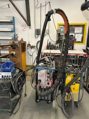 deux machines qui sont garées dans un garage