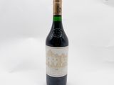 une bouteille de vin posée sur une table
