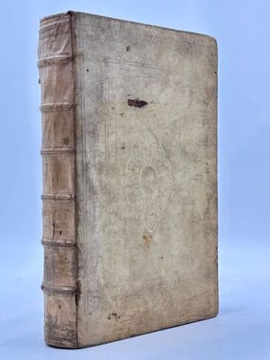 un vieux livre posé sur une table blanche devant un fond bleu