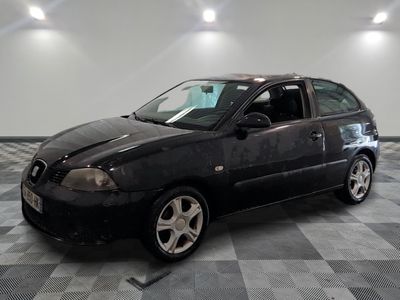 la photo d'une voiture noire garée dans un garage