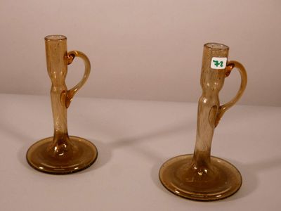 deux vases posés sur une table