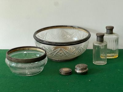 une table verte sur laquelle se trouvent un bol en verre et un flacon de parfum