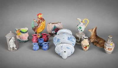 de nombreux types de vases différents, ainsi que des vases posés sur la table