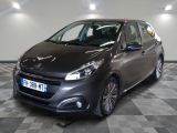 la voiture grise est garée dans le garage sur le sol en damier