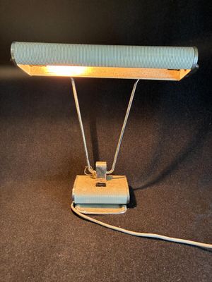 une lampe posée sur une table à côté d'un cordon