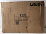 une boîte en carton posée sur une table