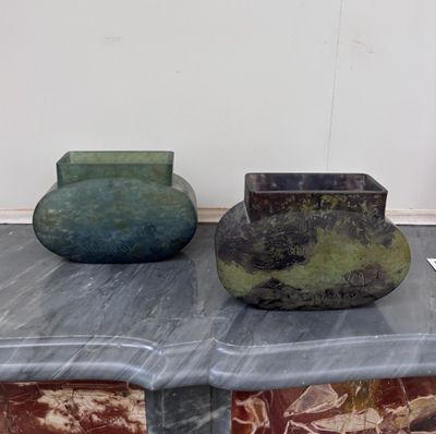 trois vases posés les uns à côté des autres sur une table