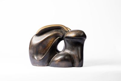 un gros plan sur une sculpture en bronze représentant le visage d'une femme