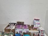 de nombreuses boîtes de nourriture posées sur une table dans une pièce