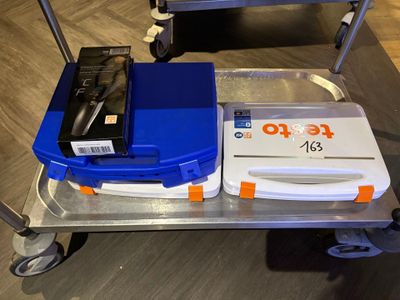 un chariot sur lequel sont posés un ordinateur portable et une glacière