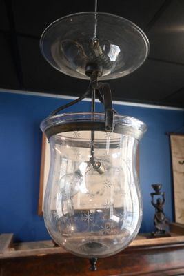 un verre suspendu au plafond dans une pièce