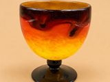 un saladier en verre orné d'un motif rouge et jaune