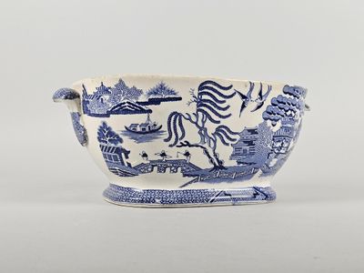 un vieux bol bleu et blanc posé sur une table