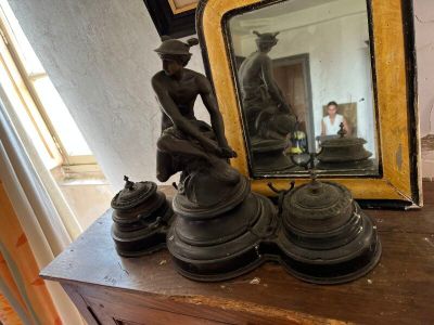 quelqu'un est en train de se prendre en photo dans le miroir d'une commode