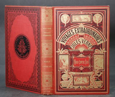 un vieux livre à la couverture rouge posé sur une table