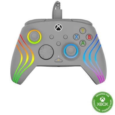 un gros plan d'une manette sur fond blanc