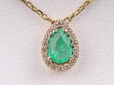 un collier d'émeraudes et de diamants monté sur une chaîne en or