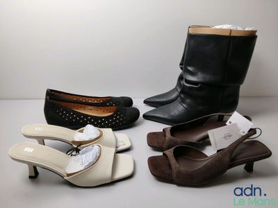 Trois paires de chaussures pour femmes sont alignées sur une table