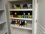 de nombreuses bouteilles d'alcool sur les étagères du cellier