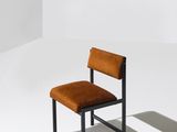 une image représentant une chaise placée dans une pièce blanche, avec une ombre sur le sol