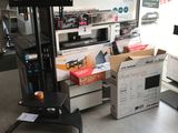 de nombreuses boîtes contenant des appareils électroniques posées par terre dans le magasin