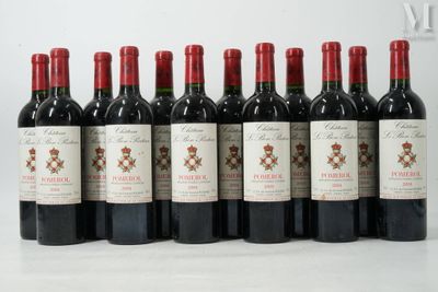 six bouteilles de vin rouge sont alignées