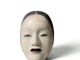 un masque blanc orné d'un bandeau noir sur un fond blanc