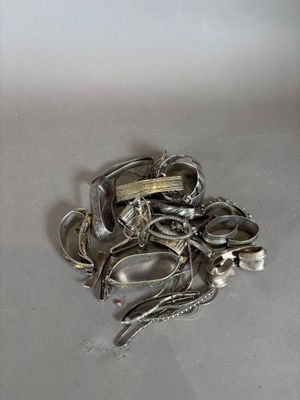 une pile de cuillères en argent et de cuillères posées sur une table