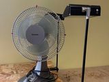 a fan that is sitting on top of a table