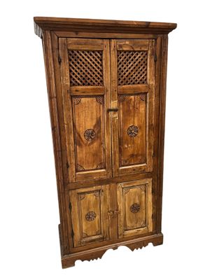 une image d'une armoire en bois avec des sculptures sur les portes