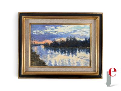 peinture à l'huile encadrée représentant un lac au coucher du soleil, avec des arbres en arrière-plan