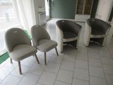 trois chaises placées au milieu d'une pièce