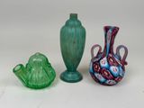 trois vases posés l'un à côté de l'autre sur une table