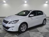 la voiture blanche est garée sur un sol en damier dans le garage