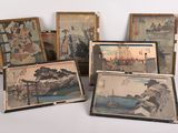 six tableaux encadrés représentant des scènes asiatiques sont exposés sur une surface blanche